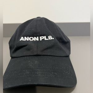 Deux Moi “Anon Pls” hat